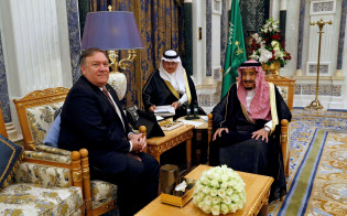 サウジアラビアの首都リヤドで会談するサルマン国王(右)とポンペオ米国務長官(左)=16日(ロイター) サウジアラビアの首都リヤドで会談するサルマン国王(右)とポンペオ米国務長官(左)=16日(ロイター)
