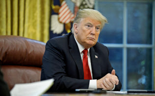 インタビューに答えるトランプ米大統領(16日、ワシントン)=AP インタビューに答えるトランプ米大統領(16日、ワシントン)=AP