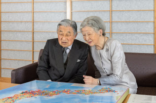 過去の訪問先を示した日本地図を眺める天皇、皇后両陛下(10月10日、御所・応接室)=宮内庁提供 過去の訪問先を示した日本地図を眺める天皇、皇后両陛下(10月10日、御所・応接室)=宮内庁提供