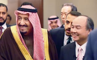 2017年3月にサウジアラビアのサルマン国王（手前左）と面会したソフトバンクグループの孫正義会長兼社長=同社提供、共同