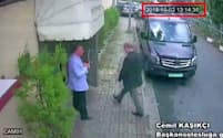 ジャーナリストのカショギ氏がサウジアラビア領事館に到着した場面の監視カメラ映像（2日、イスタンブール）=ロイター