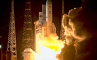 水星探査機を載せて打ち上がるアリアン5ロケット（19日、南米フランス領ギアナのクールー宇宙基地）=アリアンスペース提供・共同