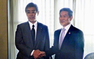 韓国の鄭景斗国防相(右)と会談し、握手を交わす岩屋防衛相(20日、シンガポール)=共同 韓国の鄭景斗国防相(右)と会談し、握手を交わす岩屋防衛相(20日、シンガポール)=共同