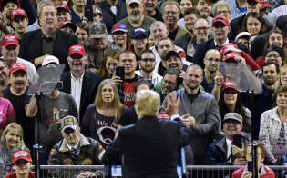 支持者を前に熱弁を振るうトランプ大統領(手前後ろ姿)=9日、アイオワ州(AP) 支持者を前に熱弁を振るうトランプ大統領(手前後ろ姿)=9日、アイオワ州(AP)