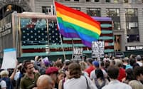 性的少数者（LGBT）らによるニューヨークでの抗議集会（2017年7月）=ロイター