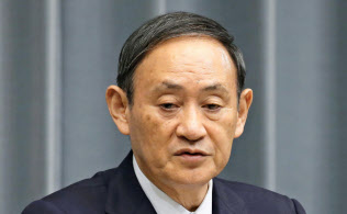 記者会見する菅官房長官(22日午前、首相官邸)=共同 記者会見する菅官房長官(22日午前、首相官邸)=共同