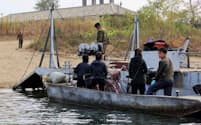 鴨緑江をボートで移動する北朝鮮人（2017年10月）=小高顕撮影