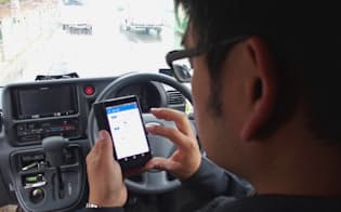 ラクスルの運送サービスでは、スマートフォン（スマホ）を使いドライバーが空き時間に仕事を受注できる
