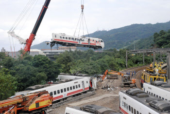 台湾の列車脱線 速度超過が原因 現地当局見解 日本経済新聞