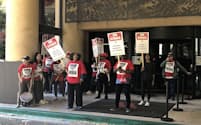 ホテルの前に従業員らが陣取り、ストライキを続けている（カリフォルニア州オークランド）