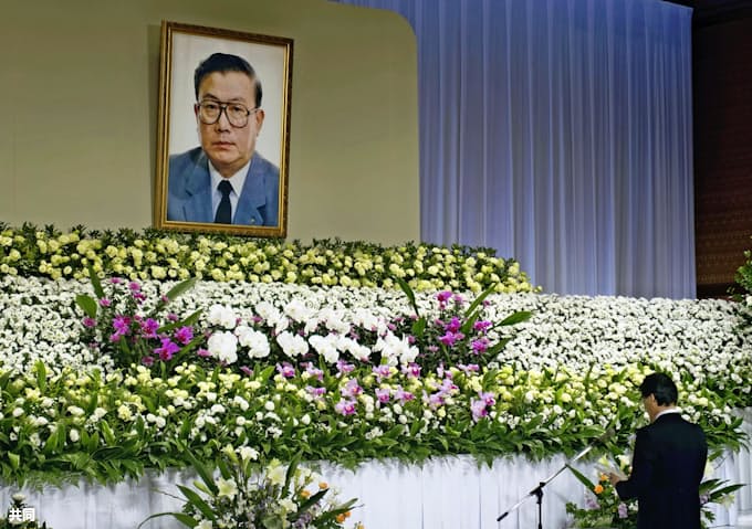 松坂屋の故伊藤氏しのぶ 創業家出身社長お別れの会 日本経済新聞