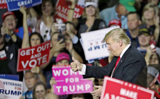 19日、米アリゾナ州で演説するトランプ大統領 19日、米アリゾナ州で演説するトランプ大統領