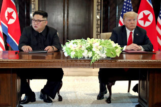 6月12日、初の首脳会談を行ったトランプ大統領(右)と金正恩委員長(シンガポール)=ロイター 6月12日、初の首脳会談を行ったトランプ大統領(右)と金正恩委員長(シンガポール)=ロイター
