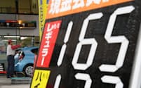 レギュラーガソリンを1リットル165円で販売する給油所も（23日、東京都中野区）
