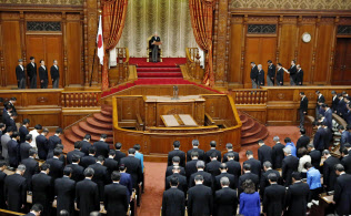 天皇陛下を迎えて開かれた第197臨時国会の開会式(24日午後、参院本会議場)=共同 天皇陛下を迎えて開かれた第197臨時国会の開会式(24日午後、参院本会議場)=共同