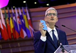 アップルのティム・クックCEO(24日)=ロイター アップルのティム・クックCEO(24日)=ロイター