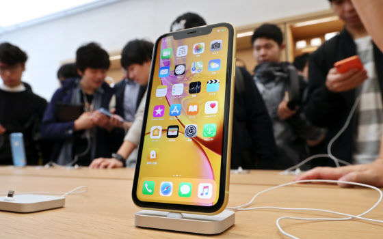 新型iphone アマゾンで販売 正規代理店通じ 日本経済新聞