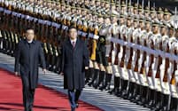 北京の人民大会堂で歓迎式典に臨む安倍首相（手前右）と中国の李克強首相（26日）=共同