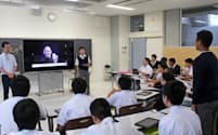 生徒同士が英語で議論する足立学園中学の授業（5月中旬、東京・足立）