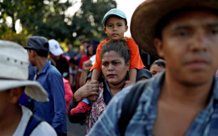 米国を目指して移民集団は北上を続ける(26日、メキシコ南東部のシウダイダルゴ)=ロイター 米国を目指して移民集団は北上を続ける(26日、メキシコ南東部のシウダイダルゴ)=ロイター