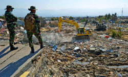 インドネシア地震1カ月 なお1300人以上が不明 日本経済新聞