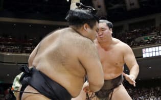 立ち合いが2度不成立となり、3度目は高安(手前)が一方的に白鵬に押し倒された=共同 立ち合いが2度不成立となり、3度目は高安(手前)が一方的に白鵬に押し倒された=共同