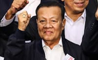 タイ貢献党の党首に選出され気勢を上げるウィロート氏（28日午後、バンコク）=小高顕撮影