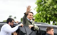 28日、投票を終え支持者に手を振るボルソナロ氏（リオデジャネイロ）