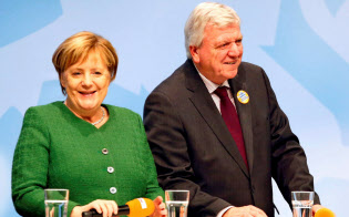 メルケル首相(左)にとってバイエルン州議会選に続く事実上の敗北となった=ロイター メルケル首相(左)にとってバイエルン州議会選に続く事実上の敗北となった=ロイター
