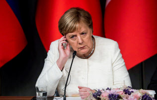 27日、トルコ・イスタンブールで記者会見するドイツのメルケル首相(タス=共同) 27日、トルコ・イスタンブールで記者会見するドイツのメルケル首相(タス=共同)