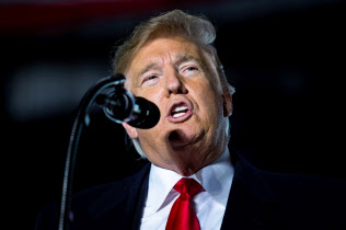 最終盤で支持率がやや上向いてきたトランプ米大統領=ロイター 最終盤で支持率がやや上向いてきたトランプ米大統領=ロイター