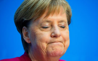 29日、ベルリンでの記者会見で、次期CDU党首選への不出馬を表明するドイツのメルケル首相=ロイター 29日、ベルリンでの記者会見で、次期CDU党首選への不出馬を表明するドイツのメルケル首相=ロイター