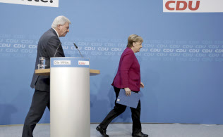 メルケル首相(右)は会見で「党首としての再選をめざさない」と語った=AP メルケル首相(右)は会見で「党首としての再選をめざさない」と語った=AP