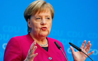 29日、ベルリンでの記者会見で、次期CDU党首選への不出馬を表明するドイツのメルケル首相=ロイター 29日、ベルリンでの記者会見で、次期CDU党首選への不出馬を表明するドイツのメルケル首相=ロイター