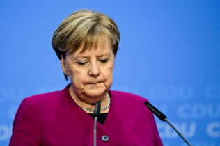 与党CDUの党首退任を表明するメルケル氏=AP 与党CDUの党首退任を表明するメルケル氏=AP