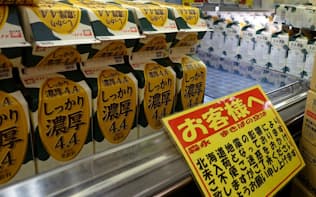 北海道地震が発生した9月、全国の小売店で牛乳の品薄が目立った（都内のスーパー）