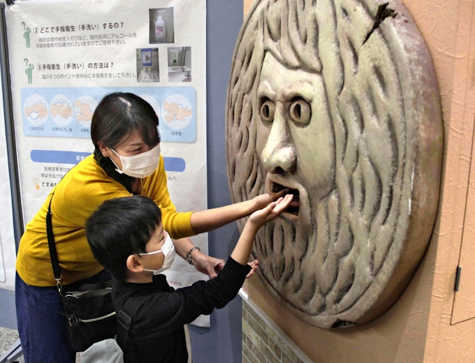 真実の口 で手を消毒 インフル予防に大阪大病院 日本経済新聞