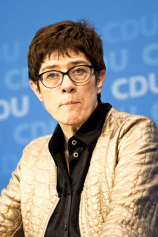 クランプカレンバウアーCDU幹事長=AP クランプカレンバウアーCDU幹事長=AP