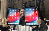 ホームボタンをなくして画面サイズを大きくした「iPad プロ」(30日、米ニューヨーク)