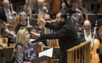マーラー交響曲3番を指揮するネルソンスとメゾソプラノのスーザン・グラハム（Kai Bienert撮影）