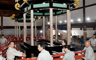 即位礼で使われる高御座の解体作業（8月、京都市上京区の京都御所）