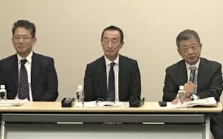 決算説明会を開いた（左から）LIXILグループの瀬戸社長、山梨取締役、潮田取締役会議長（31日、東京都中央区）