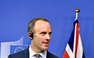 英国のラーブEU離脱担当相は英政府が承認した離脱協定案に反発して辞任=ロイター 英国のラーブEU離脱担当相は英政府が承認した離脱協定案に反発して辞任=ロイター