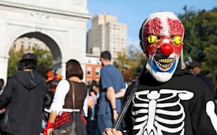 ハロウィーンの仮装パレードの参加者（31日、ニューヨーク）=ロイター