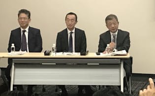 記者会見する（左から）LIXILグループの瀬戸社長、山梨取締役、潮田取締役会議長（10月31日）
