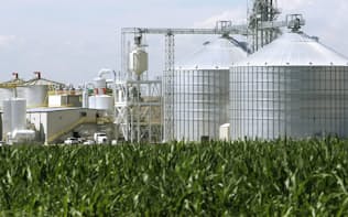 エタノール向け消費が伸びればトウモロコシ価格を押し上げる可能性も（米のエタノール工場）=ロイター