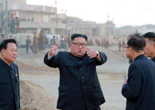 たばこを片手に現地指導する金正恩氏=朝鮮中央通信・朝鮮通信 たばこを片手に現地指導する金正恩氏=朝鮮中央通信・朝鮮通信