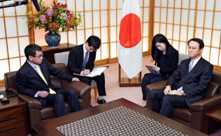 河野外相は韓国の李洙勲駐日大使(右)を呼び出し、抗議した(10月30日、外務省)=共同 河野外相は韓国の李洙勲駐日大使(右)を呼び出し、抗議した(10月30日、外務省)=共同