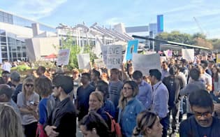 グーグル本社前で開いた抗議集会には多くの社員が参加した（カリフォルニア州）
