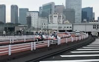 築地―豊洲間の約2.8キロが午後2時に暫定開通した（4日、東京都中央区の築地大橋）